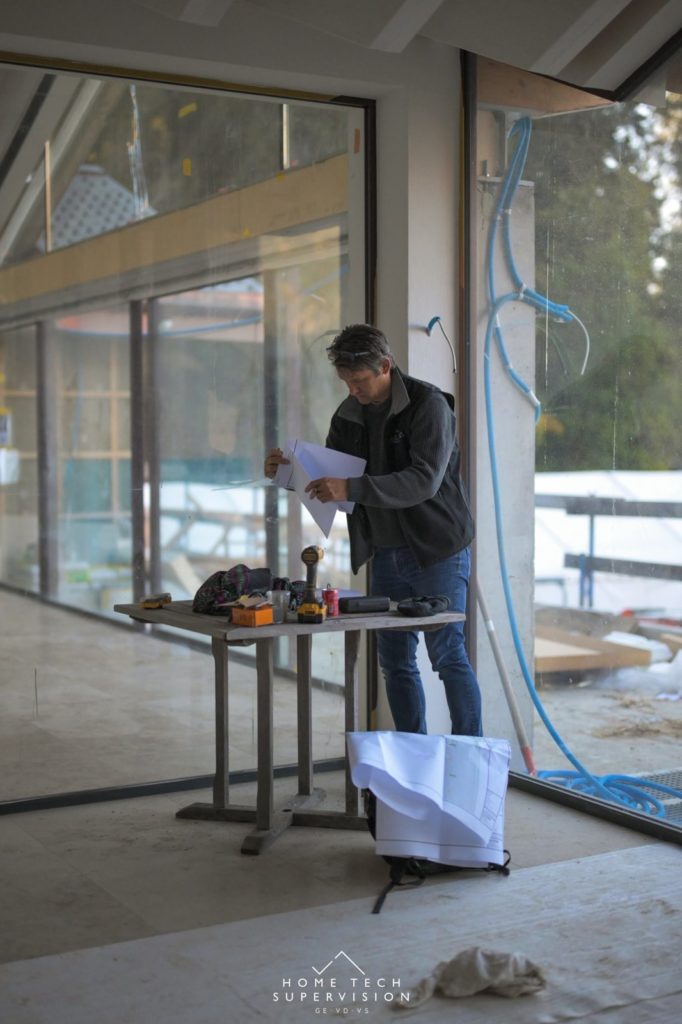 Supervision de chantier – lecture des plans dans le chalet