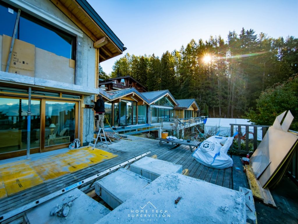 Terrasse et façade du chalet en travaux, Crans-Montana