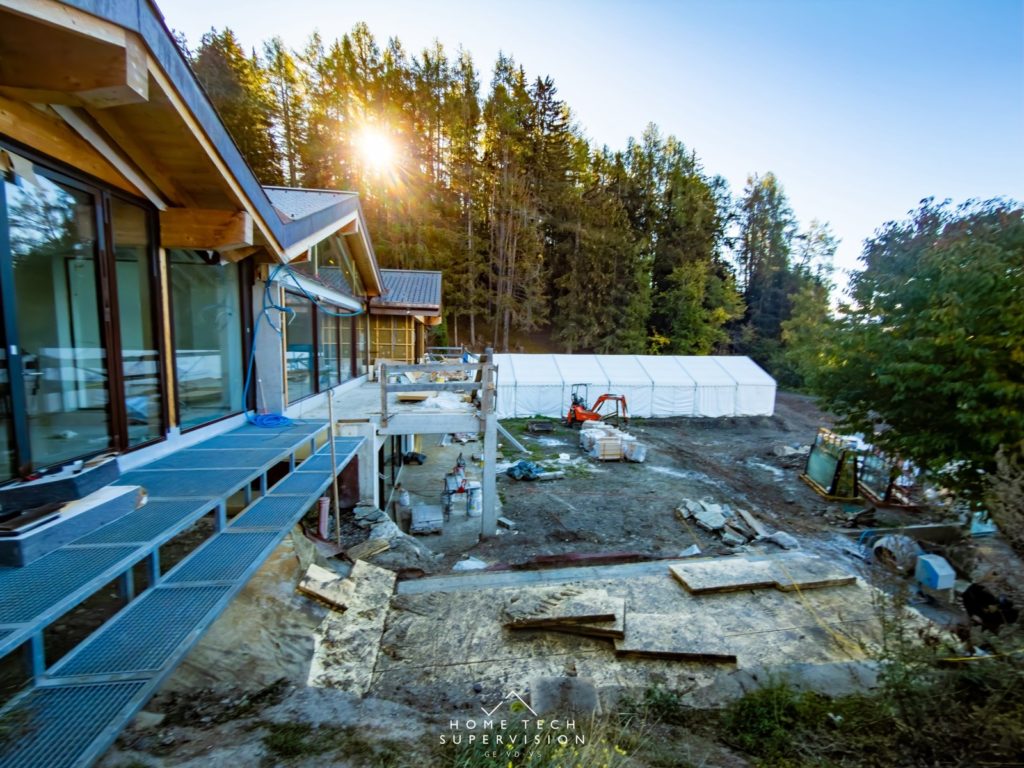 Extérieur du chalet en travaux dans la forêt de mélèzes