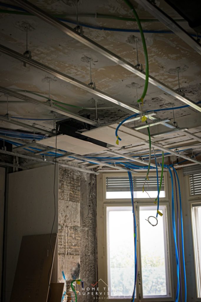 Plafond en cours – tirages de câbles et ossature