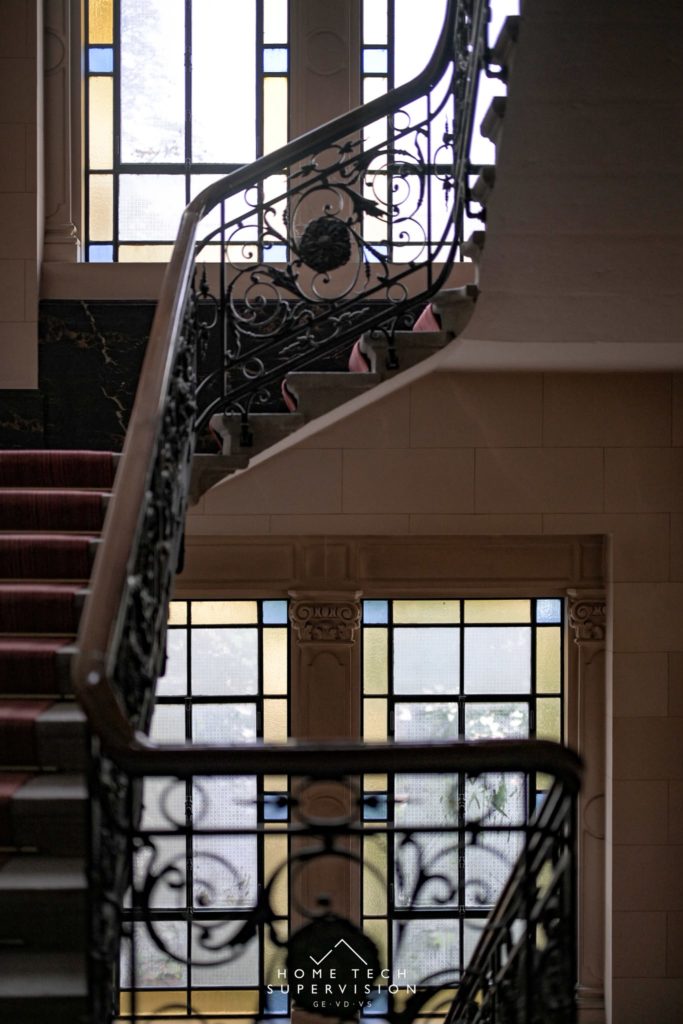 Escalier en fer forgé et vitraux – immeuble genevois