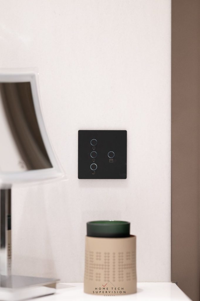 Clavier rétroéclairé d'éclairage et de stores dans une chambre