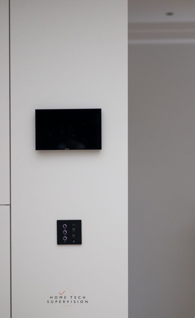 Écran tactile Crestron et clavier d'éclairage dans une entrée