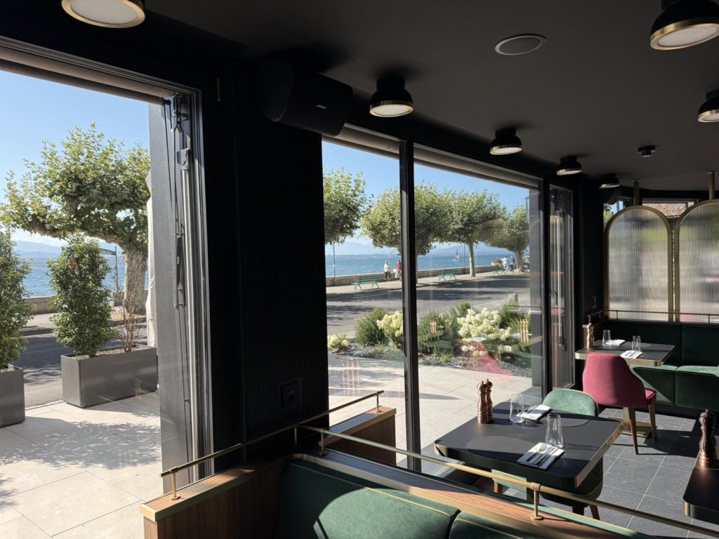 Banquettes vertes et enceinte Bose face au lac