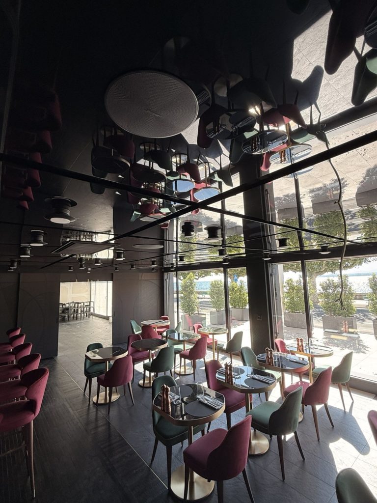 Plafond miroir et enceinte circulaire au restaurant Beau-Rivage