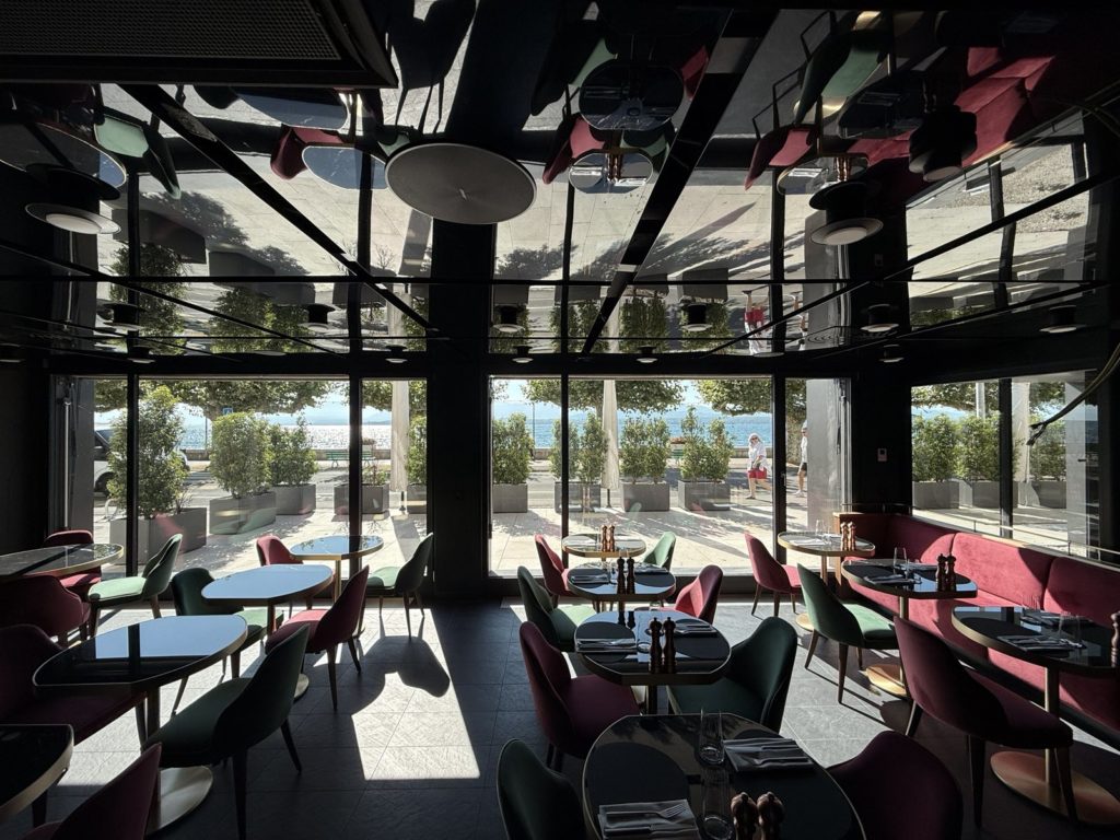 Salle du restaurant de l'Hôtel Beau-Rivage à Nyon, vue sur le lac Léman