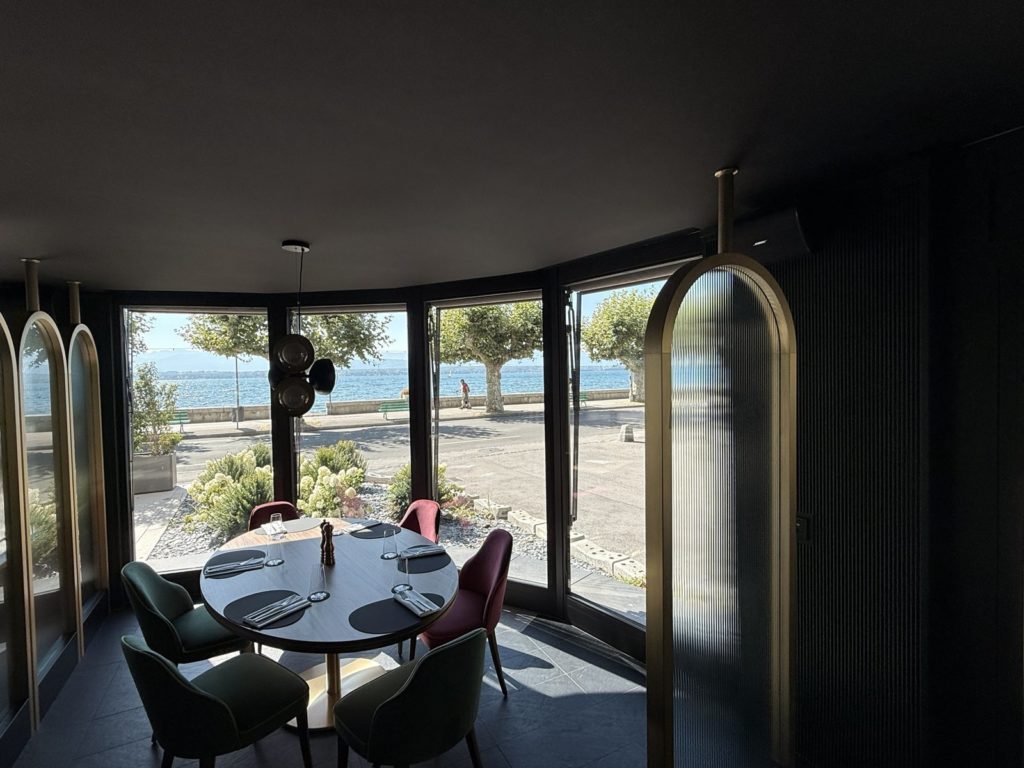 Table ronde en rotonde face au lac
