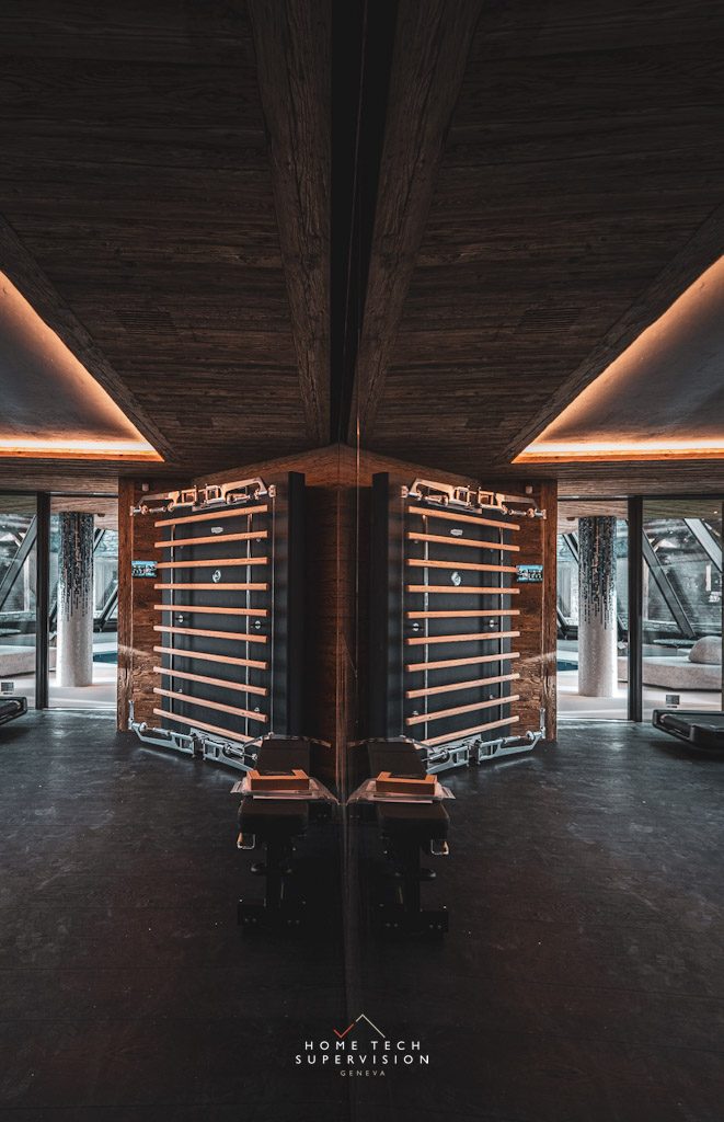 Salle de fitness d'un chalet avec bandeaux lumineux