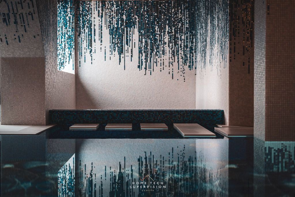 Mur en mosaïque au-dessus du bassin d'un chalet