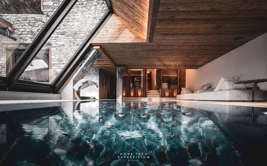 Piscine intérieure d'un chalet en Valais, éclairage indirect piloté