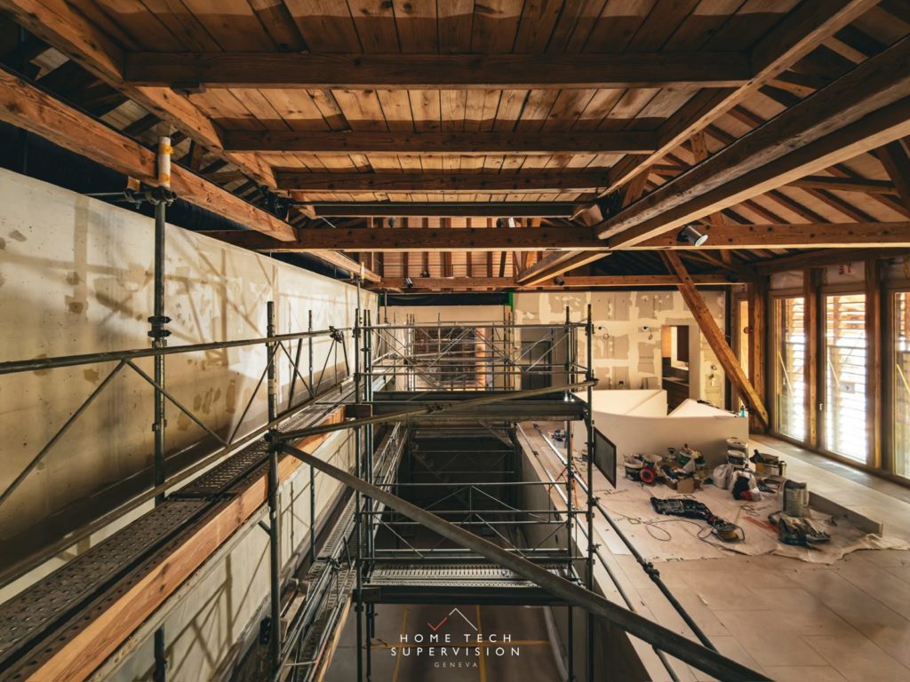 Chantier sous charpente avec échafaudages