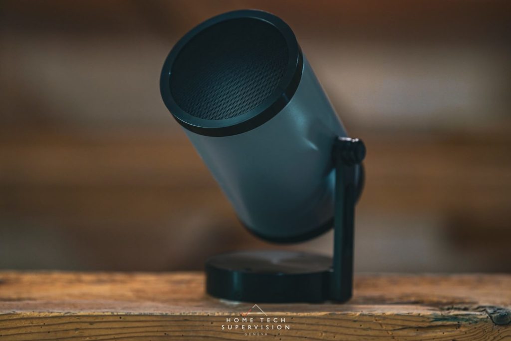 Enceinte posée sur une poutre en bois