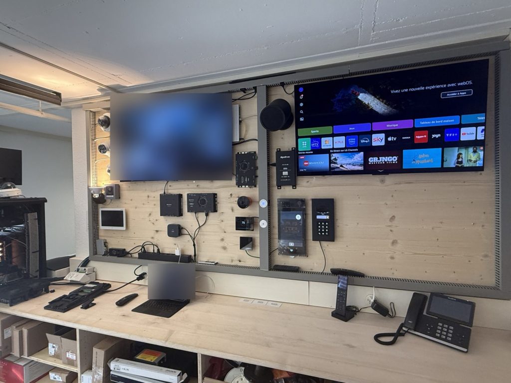 Banc de test de l'atelier de Chavannes-de-Bogis avec écrans, caméras et interphones