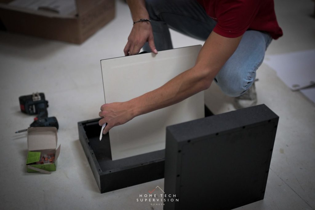 Technicien préparant un caisson d'enceinte à l'atelier