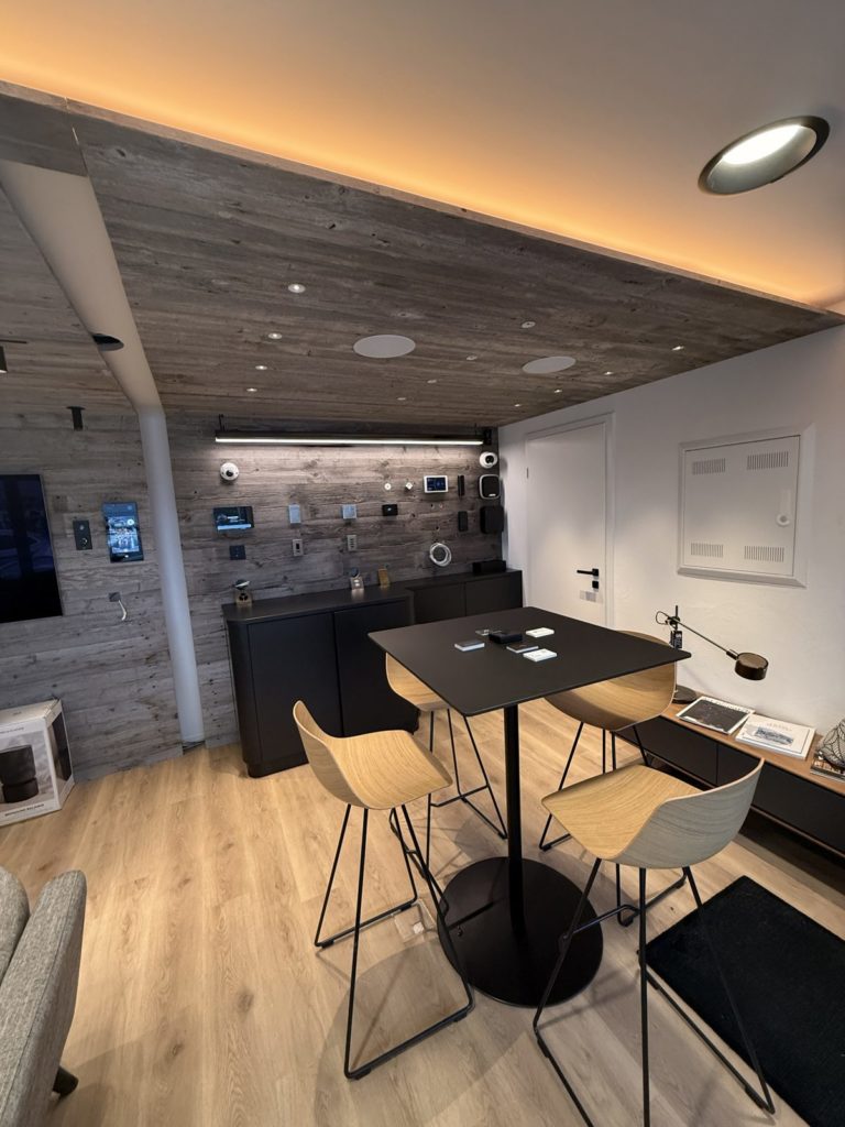 Show-room Home Tech Supervision à Crans-Montana, plafond rétroéclairé et mur de démonstration