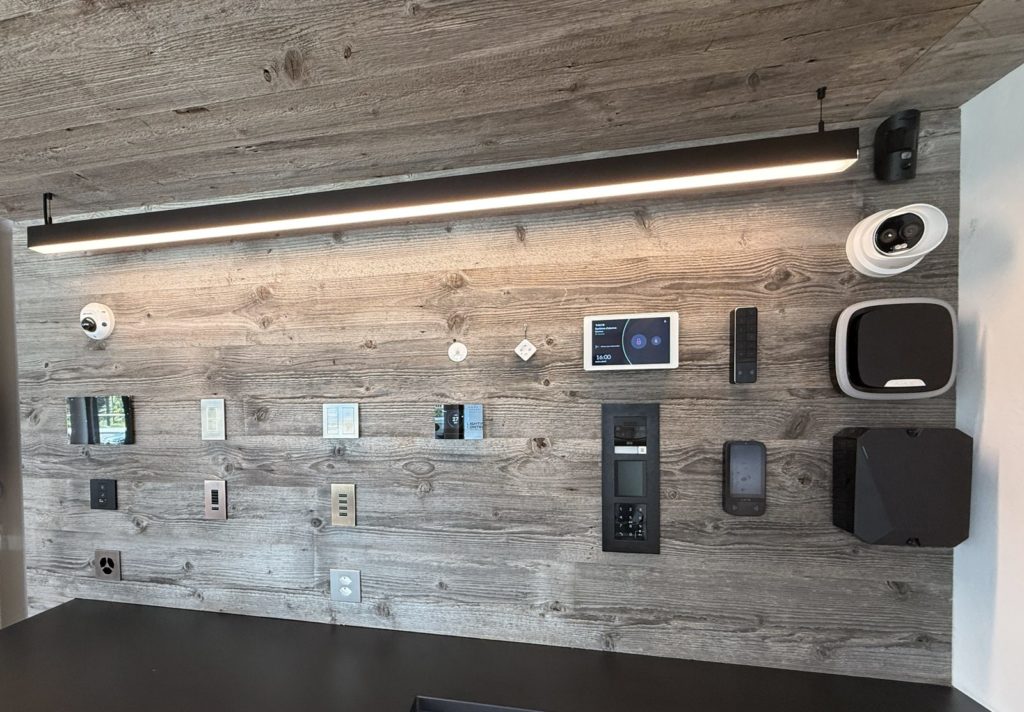 Mur de démonstration domotique : claviers, caméras, alarme et interphones