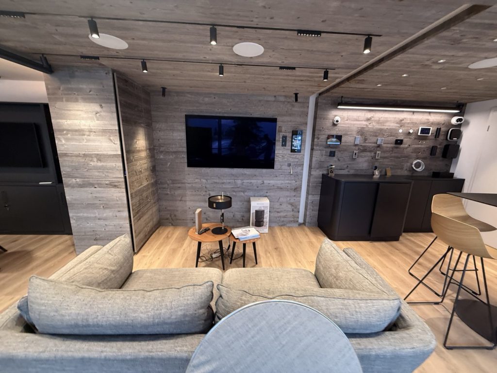 Vue du canapé vers la TV et le mur de démonstration du show-room