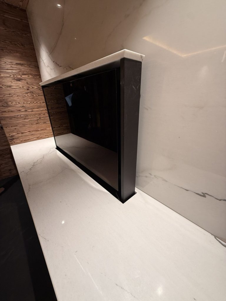 Lift TV encastré dans un plan en marbre