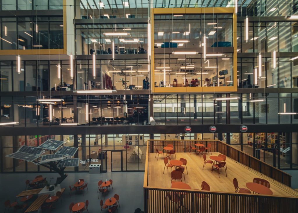 Atrium d'un bâtiment d'entreprise, éclairage suspendu piloté