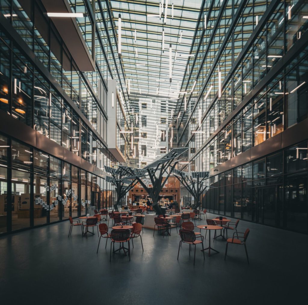 Perspective d'un atrium vitré avec suspensions lumineuses