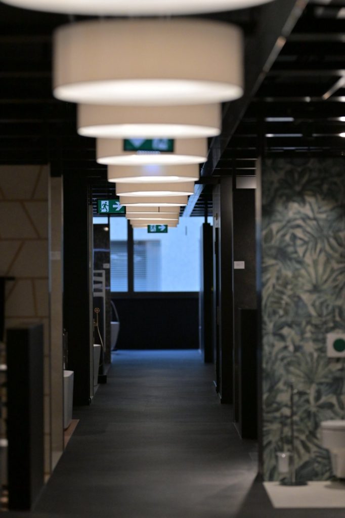 Couloir de show-room éclairé par des suspensions circulaires