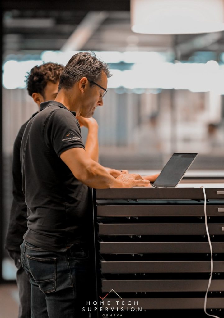Programmation de la gestion d'éclairage sur site par l'équipe Home Tech Supervision