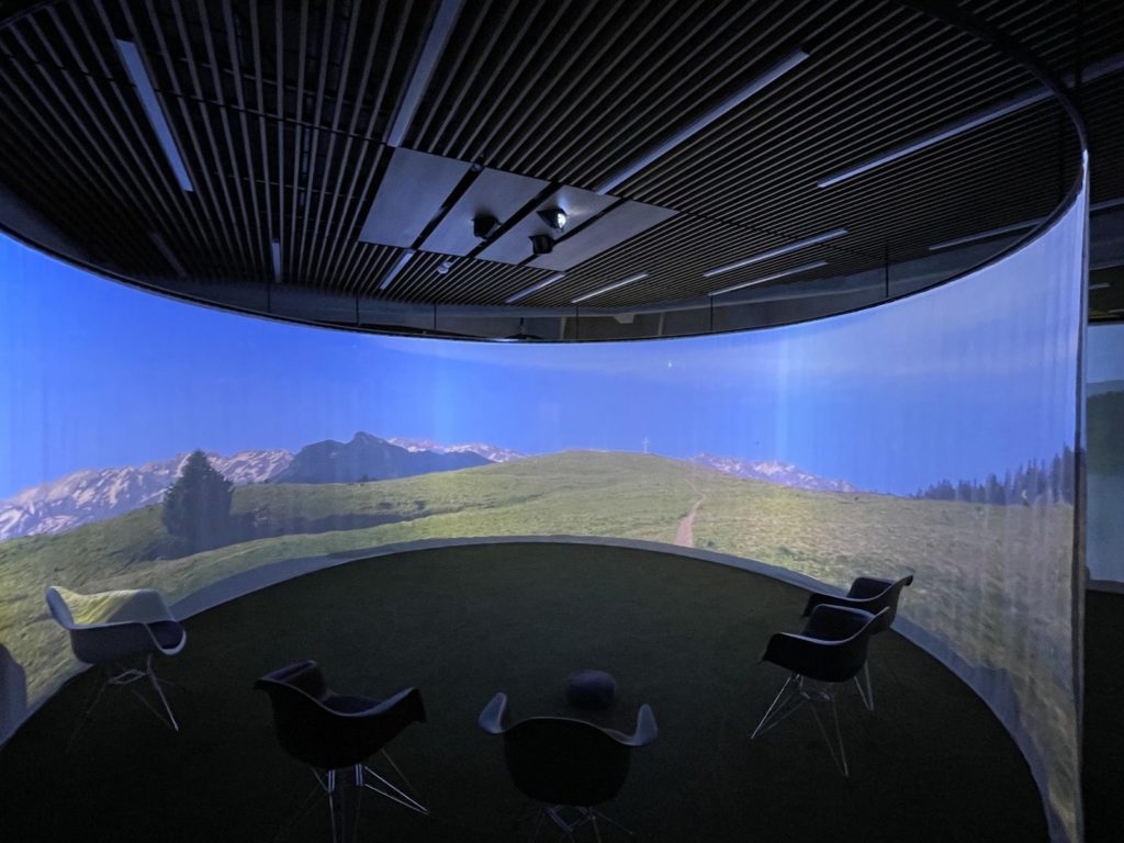 Alcôve avec projection d’un plateau alpin et fauteuils