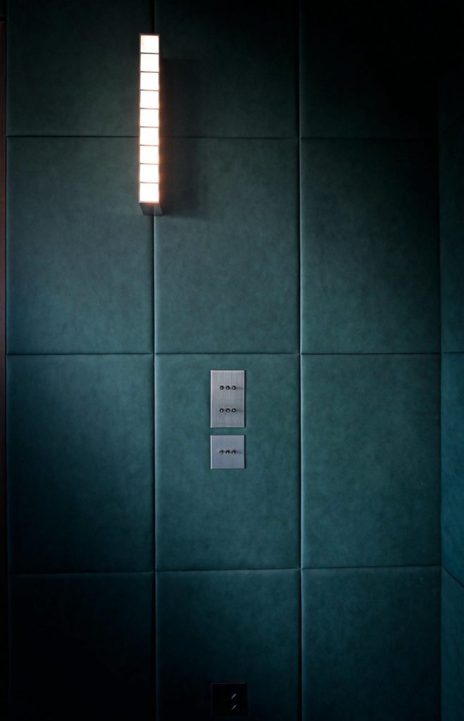Applique lumineuse et interrupteurs sur mur en cuir