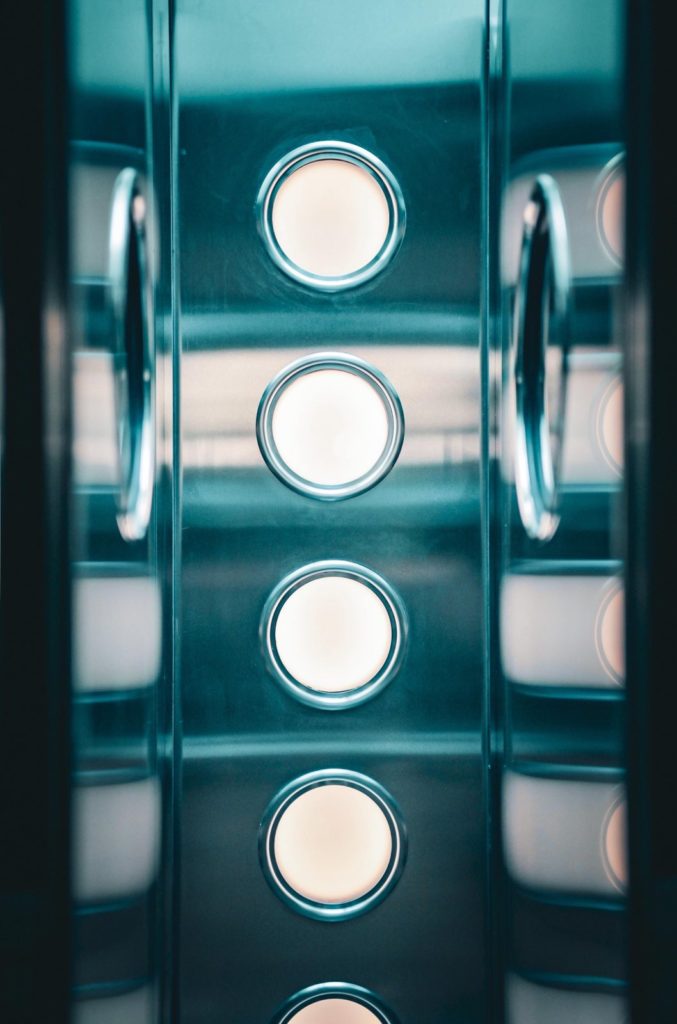 Hublots lumineux de la porte du spa