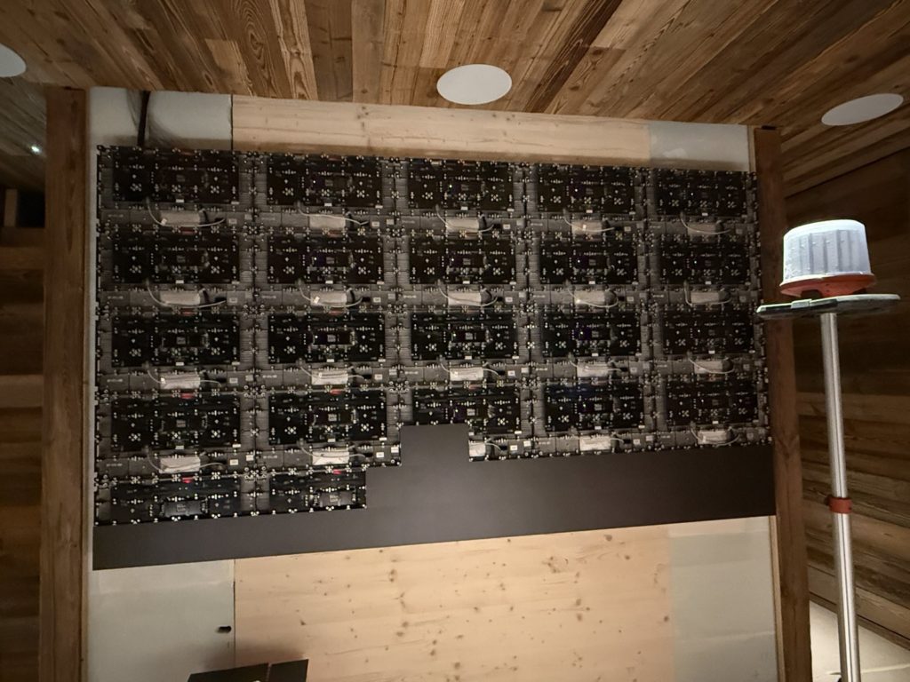 Mur LED assemblé avant la pose des façades