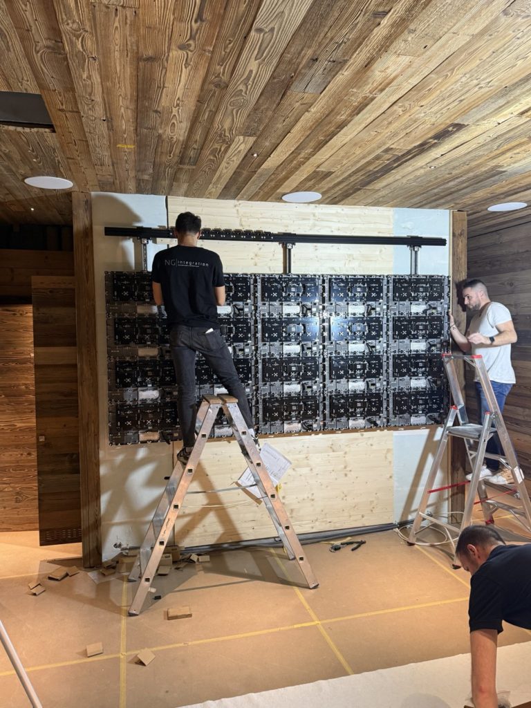 Montage d'un mur LED dans un chalet en vieux bois