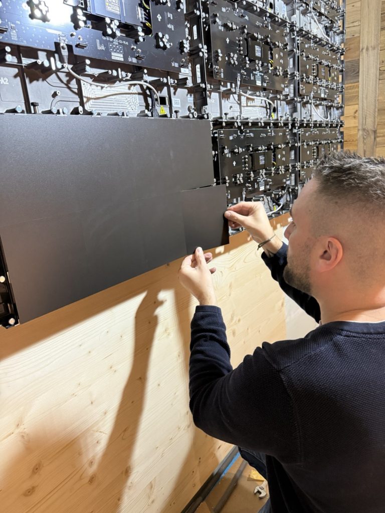 Pose des modules de façade du mur LED