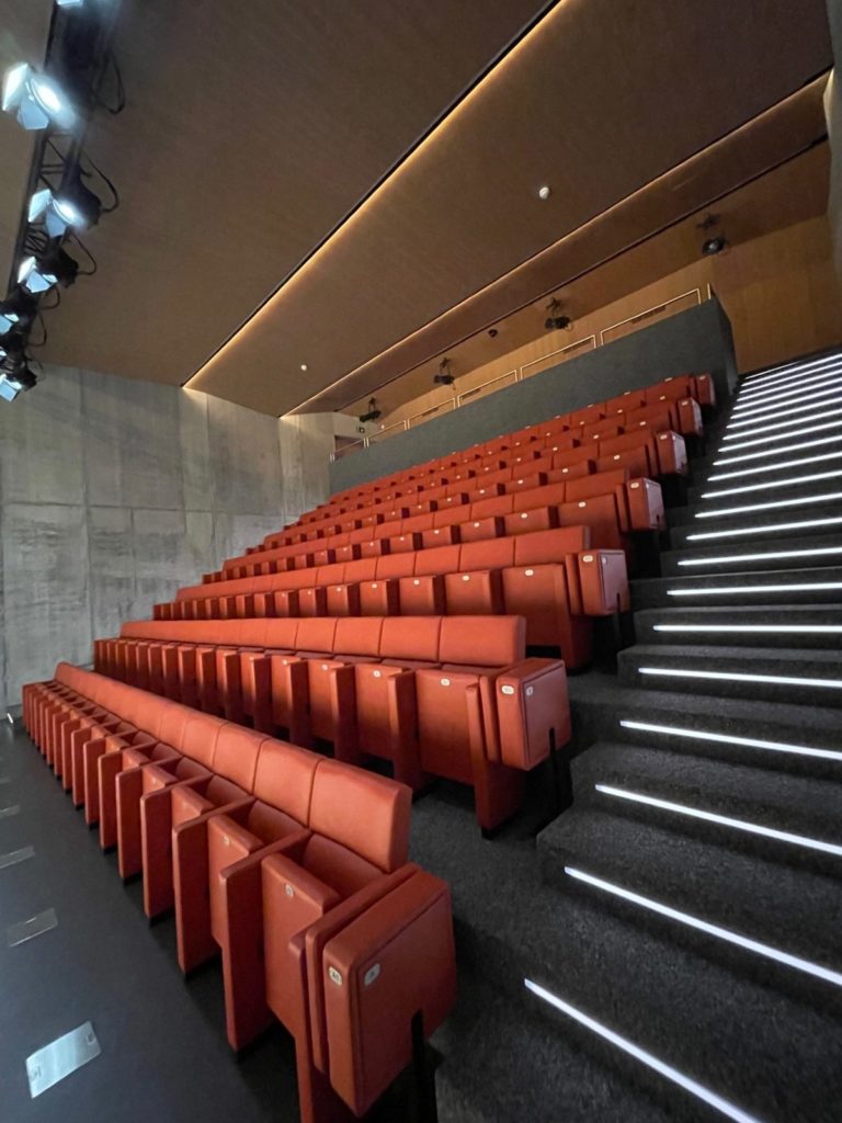 Auditorium de la Fondation Opale, gradins et marches lumineuses