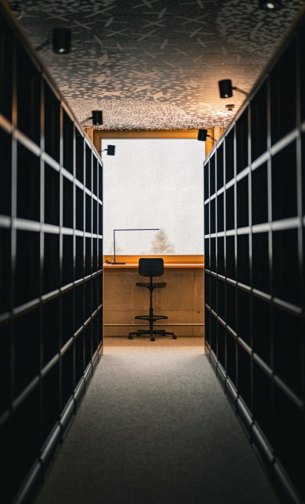Bibliothèque avec projecteurs orientables au plafond