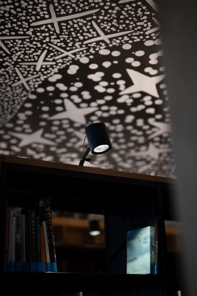 Projecteur d'accent sur bibliothèque