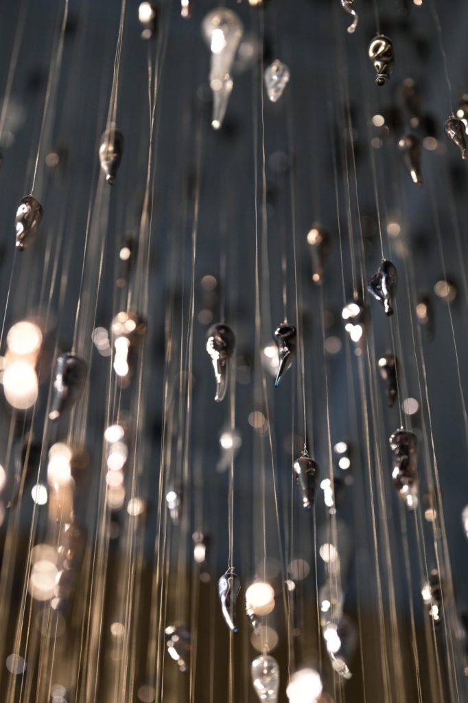 Détail de l'installation de verre suspendue