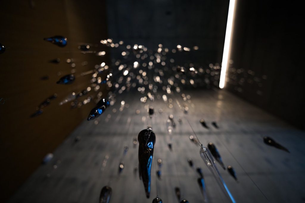 Perspective sous l'installation de verre et ligne lumineuse