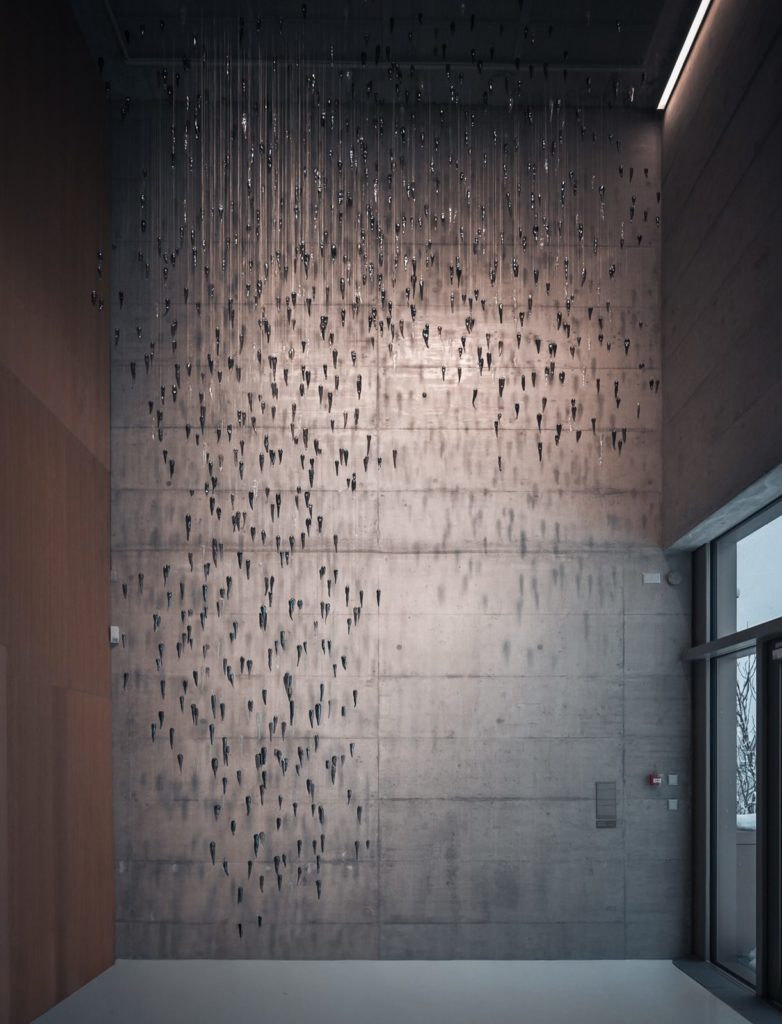 Installation de gouttes de verre suspendues dans le hall