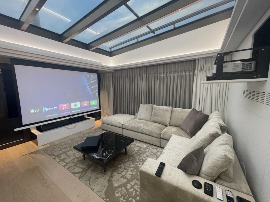 Playroom sous verrière avec écran de projection motorisé et projecteur sur support