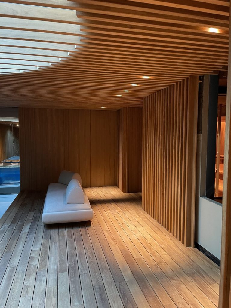 Banquette sous les lames de bois éclairées
