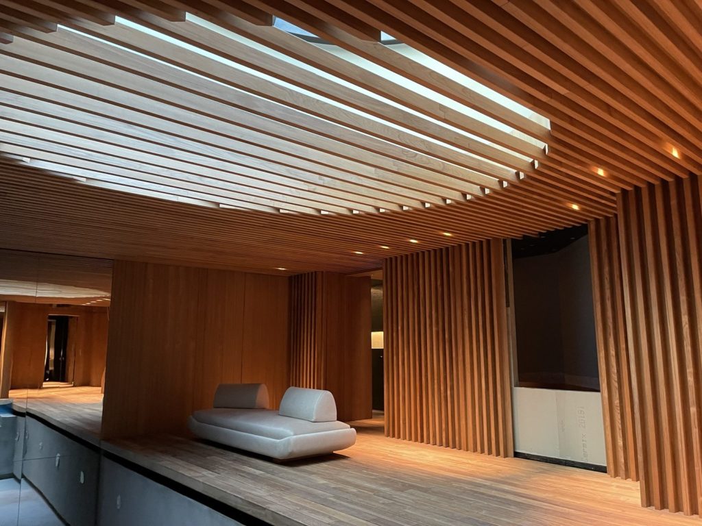 Espace bien-être avec plafond en lames de bois et éclairage intégré