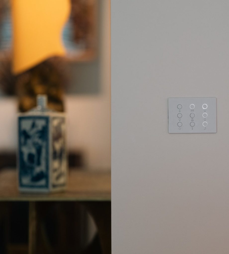 Clavier blanc rétroéclairé d'éclairage, stores et climat