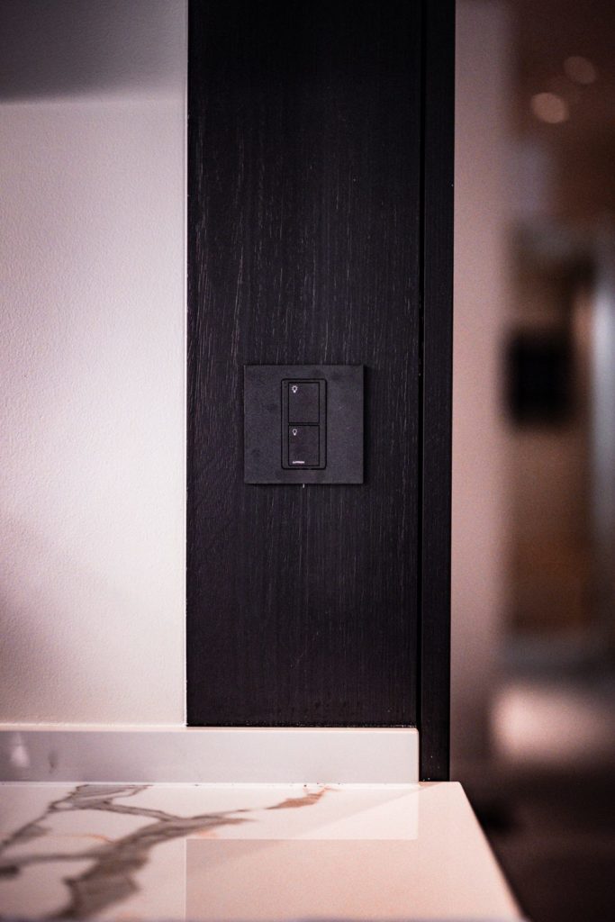 Clavier noir discret sur boiserie sombre