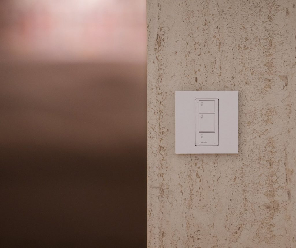 Télécommande Lutron Pico sur mur en béton texturé
