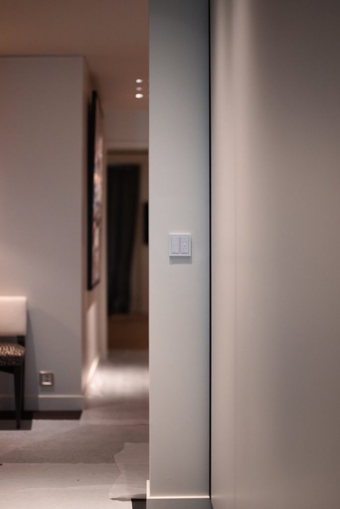 Télécommandes Lutron Pico doubles dans une circulation