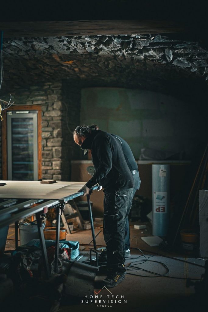 Préparation sur le chantier sous une voûte en pierre
