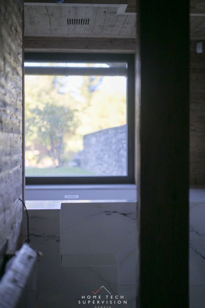 Salle de bains en marbre et vieux bois avant finitions