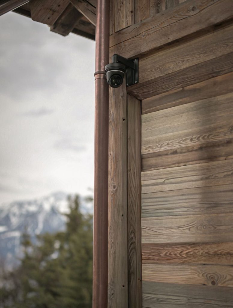 Caméra thermique posée sur un angle en vieux bois