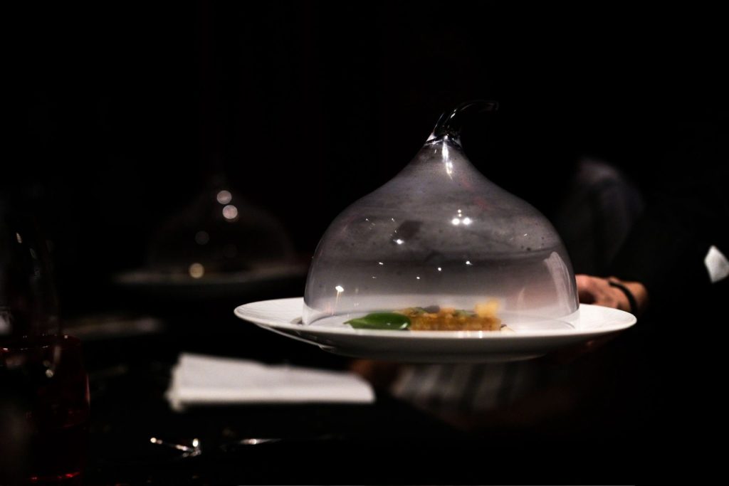 Plat servi sous cloche fumée