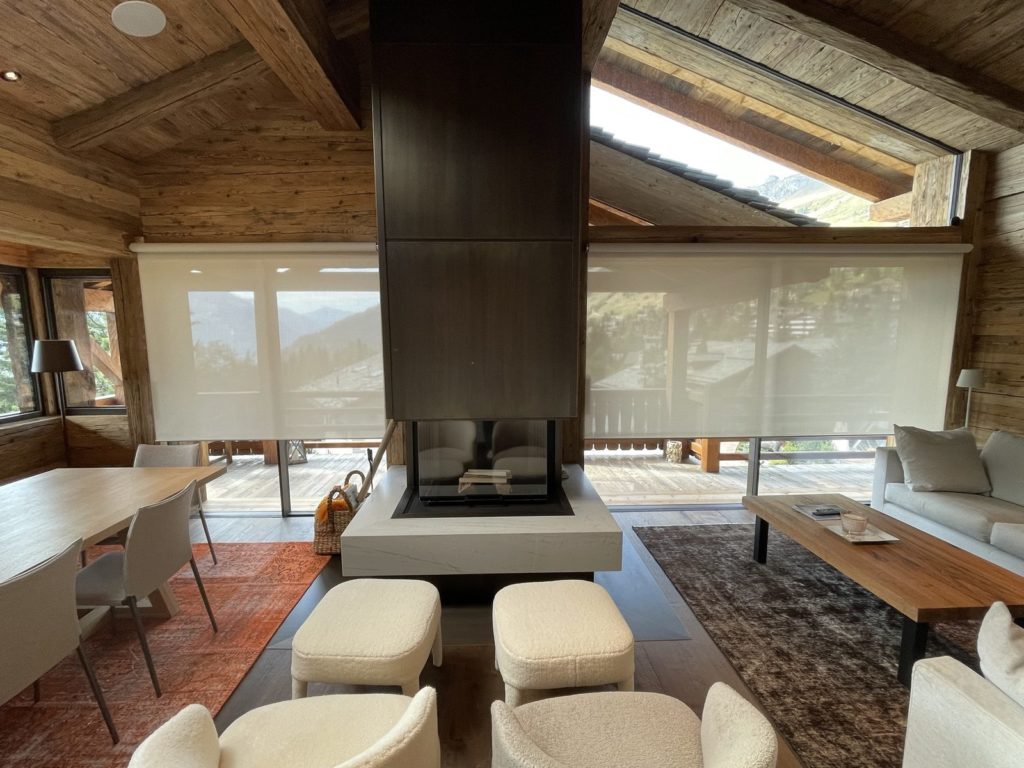 Stores toile Lutron partiellement ouverts sur la terrasse du chalet
